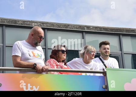 Manchester, Royaume-Uni. 27th août 2022. Les participants sur le pont supérieur de l'autobus à toit ouvert ITV se tiennent prêts à participer au défilé de la fierté LGBTQ+, dans le centre de Manchester, au Royaume-Uni, alors que la fierté LGBTQ+ se poursuit pendant le week-end des fêtes de banque du 26th au 29th août. Crédit : Terry Waller/Alay Live News Banque D'Images