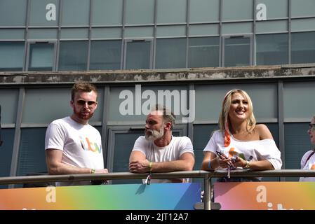 Manchester, Royaume-Uni. 27th août 2022. Les participants sur le pont supérieur de l'autobus à toit ouvert ITV se tiennent prêts à participer au défilé de la fierté LGBTQ+, dans le centre de Manchester, au Royaume-Uni, alors que la fierté LGBTQ+ se poursuit pendant le week-end des fêtes de banque du 26th au 29th août. Crédit : Terry Waller/Alay Live News Banque D'Images