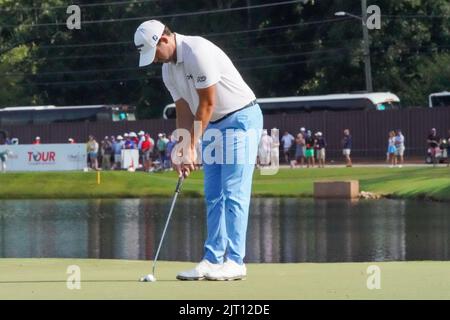 Atlanta, Géorgie, États-Unis. 26th août 2022. Patrick Cantlay pute le green 15th lors du deuxième tour du championnat DE TOUR au club de golf d'East Lake. (Image de crédit : © Debby Wong/ZUMA Press Wire) Banque D'Images