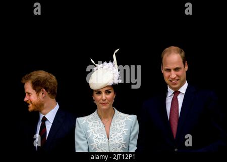 Le prince Harry, Catherine, duchesse de Cambridge et le prince William, duc de Cambridge, quittent la cathédrale Saint-Paul à Londres, au Royaume-Uni. Juin 2016. Banque D'Images