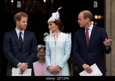 Le prince Harry, Catherine, duchesse de Cambridge et le prince William, duc de Cambridge, quittent la cathédrale Saint-Paul à Londres, au Royaume-Uni. Juin 2016. Banque D'Images