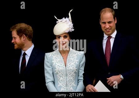 Le prince Harry, Catherine, duchesse de Cambridge et le prince William, duc de Cambridge, quittent la cathédrale Saint-Paul à Londres, au Royaume-Uni. Juin 2016. Banque D'Images