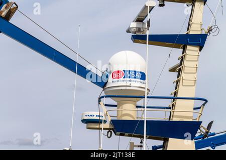 Défaillance hydraulique de la grue endommageant le dôme radar Banque D'Images