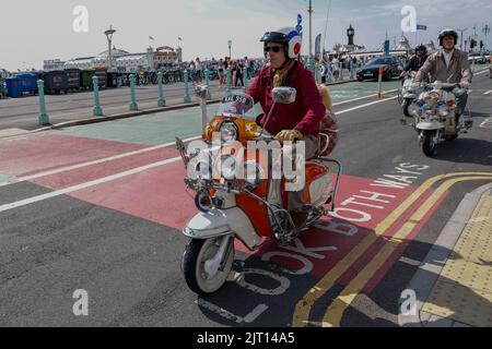 Madeira Drive, ville de Brighton et Hove, Royaume-Uni. Le Mod All Weekender Brighton 2022 le rassemblement annuel pour les amoureux de la culture du Mod 60 à Brighton, arrivant sur leur mode de transport traditionnel, le scooter. 27th août 2022 crédit : David Smith/Alay Live News Banque D'Images