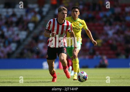 Dennis Cirkin de Sunderland court avec le ballon de Max Aarons de Norwich City lors du match de championnat Sky Bet entre Sunderland et Norwich City au stade de Light, Sunderland, le samedi 27th août 2022. (Crédit : Michael Driver | MI News) crédit : MI News & Sport /Alay Live News Banque D'Images