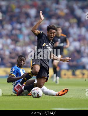 Les Moises Caicedo de Brighton et Hove Albion (à gauche) et Tyler Adams de Fulham se battent pour le ballon lors du match de la Premier League au stade AMEX de Brighton. Date de la photo: Samedi 27 août 2022. Banque D'Images