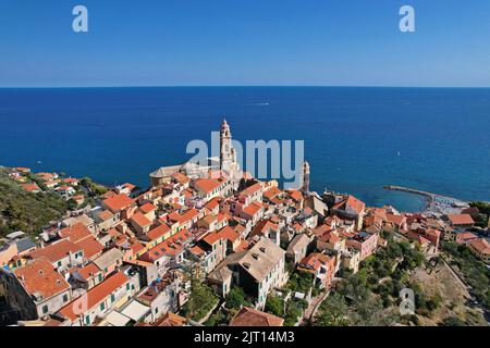 Vue aérienne du village de Cervo sur la Riviera italienne dans la province d'Imperia, Ligurie, Italie. Banque D'Images