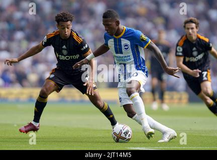 Tyler Adams de Fulham (à gauche) et Pervis Estupinan de Brighton et Hove Albion se battent pour le ballon lors du match de la Premier League au stade AMEX de Brighton. Date de la photo: Samedi 27 août 2022. Banque D'Images