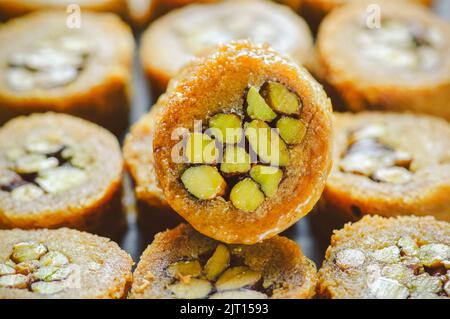 Cuisine arabe ; gros plan pour les pâtisseries traditionnelles du Moyen-Orient et le célèbre dessert du Ramadan « Kunafa » avec pistache rôtie. Banque D'Images