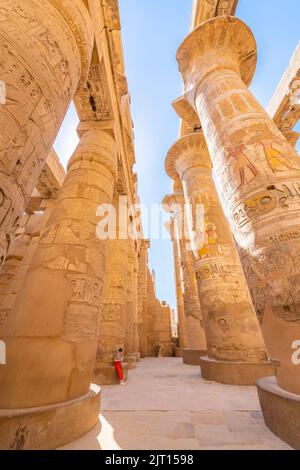 Le temple de Karnak, Louxor, Egypte; 18 août 2022 - le grand hall hypostyle est situé dans le temple de Karnak. C'est l'un des monuments les plus visités de Banque D'Images