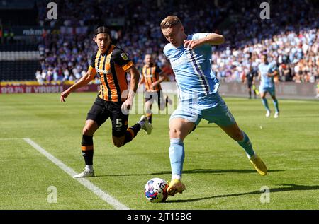 Viktor Gyokeres de Coventry City (à droite) et Alfie Jones de Hull City se battent pour le ballon lors du match de championnat Sky Bet au MKM Stadium, Kingston upon Hull. Date de la photo: Samedi 27 août 2022. Banque D'Images