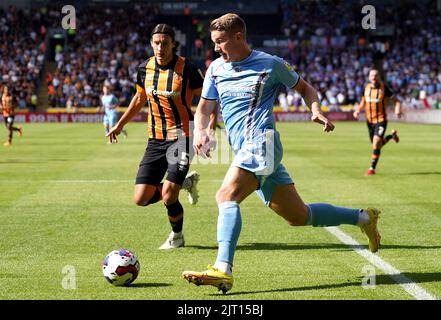 Viktor Gyokeres de Coventry City (à droite) et Alfie Jones de Hull City se battent pour le ballon lors du match de championnat Sky Bet au MKM Stadium, Kingston upon Hull. Date de la photo: Samedi 27 août 2022. Banque D'Images