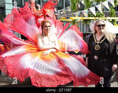 Manchester, Royaume-Uni. 27th août 2022. (À droite) la Conseillère Ann-Marie Humphreys, Maire de la ville de Salford de 2022 à 2023. Les participants se tiennent prêts à participer au LGBTQ+ Pride Parade, dans le centre de Manchester, au Royaume-Uni, alors que le LGBTQ+ Pride se poursuit pendant le week-end des fêtes de banque du 26th au 29th août. Les organisateurs disent: 'Manchester Pride est l'une des principales associations caritatives LGBTQ+ au Royaume-Uni. Notre vision est un monde où les personnes LGBTQ+ sont libres de vivre et d'aimer sans préjudice. Nous faisons partie d'un mouvement fierté mondial qui célèbre l'égalité des LGBTQ+ et qui conteste la discrimination. Crédit : Terry Waller/Alay Live Banque D'Images