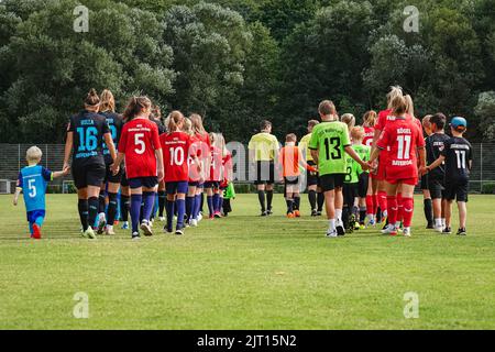 Westerburg, Allemagne. 27th août 2022. Westerburg Allemagne, 27 août 2022: Les deux équipes marchent jusqu'au terrain avant le match amical de présaison entre TSG Hoffenheim et Bayer 04 Leverkusen à Westerburg, Allemagne. (Norina Toenges/Sports Press photo/SPP) crédit: SPP Sport Press photo. /Alamy Live News Banque D'Images