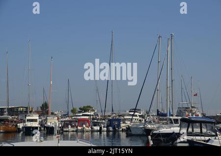 Yesilkoy marina, Yesilkoy, bateaux dans la marina, voiliers, barques. Banque D'Images