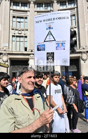 Londres, Royaume-Uni. 27th août 2022. Save Our Rights UK contre aujourd’hui l’annonce est venue… 80% d’augmentation de nos factures d’énergie, comme ils s’attendent à ce que nous tolérions cela tandis que les compagnies énergétiques font des milliards chaque mois. Nous ne le pensons pas ! une attaque sans précédent contre nos droits de l'homme est en train de se produire. Banque D'Images