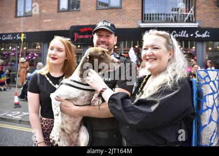 Manchester, Royaume-Uni. 27th août 2022. (À droite) la Conseillère Ann-Marie Humphreys, Maire de la ville de Salford de 2022 à 2023. (À gauche) Mlle Emma Humphreys, Mayeure de la ville de Salford. (Centre) policier avec chien de police. Les participants se tiennent prêts à participer au LGBTQ+ Pride Parade, dans le centre de Manchester, au Royaume-Uni, alors que le LGBTQ+ Pride se poursuit pendant le week-end des fêtes de banque du 26th au 29th août. Crédit : Terry Waller/Alay Live N Banque D'Images