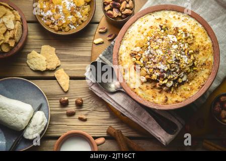 Cuisine arabe ; dessert égyptien traditionnel « Om Ali » ou « Umm Ali » de pain trempé, de lait et d'une charge de noix grillées et de raisins secs. Vue de dessus avec gros plan. Banque D'Images