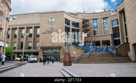 Le Glasgow Royal concert Hall et les Buchanan Galleries ancrées par John Lewis. Devant le bâtiment, la statue de Donald Dewar Banque D'Images