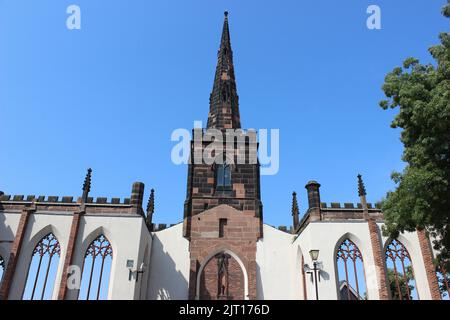 Tour St Marys et ruines du Prieuré de Birkenhead datant du 12th siècle Banque D'Images