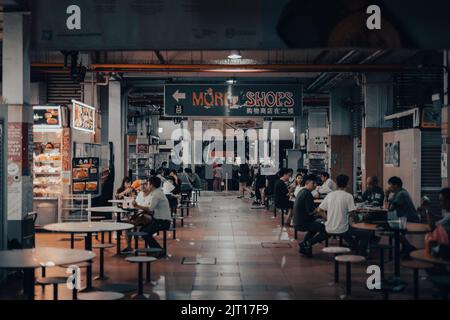 Un vieux buffet cafétéria avec des clients aux tables Banque D'Images