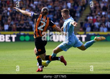 Viktor Gyokeres, de Coventry City (à droite), tente un tir sur le but avec la pression de Lewis Coyle de Hull City lors du match du championnat Sky Bet au MKM Stadium, Kingston upon Hull. Date de la photo: Samedi 27 août 2022. Banque D'Images