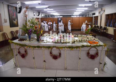 Kolkata, Inde. 26th août 2022. Les religieuses des Missionnaires de la Charité assistent à la prière à la tombe de Teresa envoyée pour marquer son anniversaire de naissance de 112th sur 26 août 2022 à la Maison mère de Kolkata, en Inde. (Credit image: © Dipa Chakraborty/Pacific Press via ZUMA Press Wire) Banque D'Images