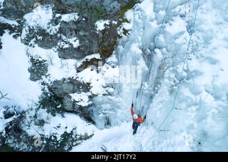 Personne non identifiée escalade de glace dans une icefaall à Ushuaia, Tierra del Fuego - Argentine Banque D'Images