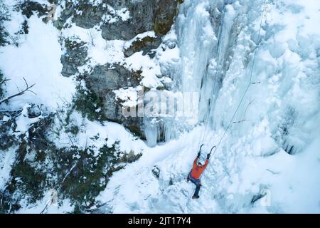 Personne non identifiée escalade de glace dans une icefaall à Ushuaia, Tierra del Fuego - Argentine Banque D'Images