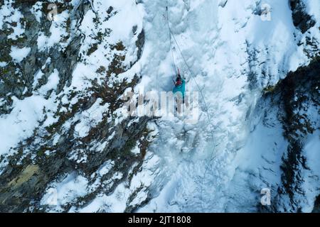 Personne non identifiée escalade de glace dans une icefaall à Ushuaia, Tierra del Fuego - Argentine Banque D'Images