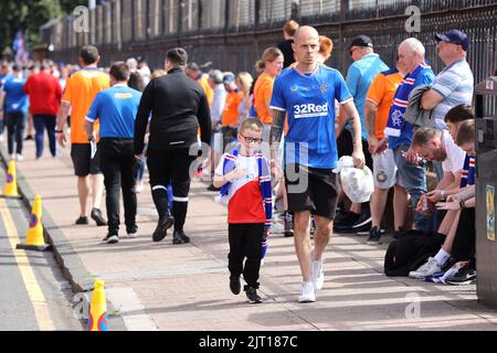 Les fans arrivent à l'extérieur du sol avant le match Cinch Premiership au stade Ibrox, à Glasgow. Date de la photo: Samedi 27 août 2022. Banque D'Images