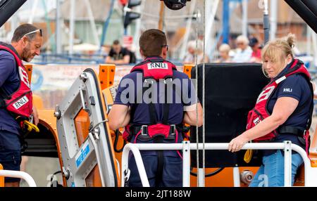 Sovereign Harbour, Eastbourne, Royaume-Uni. 27th août 2022. Plus tôt aujourd'hui, une flottille de petits bateaux, dont le bateau de sauvetage RNLI All Weather Diamond Jubilee, a navigué du port souverain d'Eastbourne au phare souverain à seulement 11km km de la rive. Le phare autrefois habité a été mis en service en 1971 pour servir les marins pendant plus de 50 ans. Lighthouse Men a quitté la plate-forme en 1994 suite à son automatisation. Maintenant qu'elle a atteint la fin de sa durée de vie prévue, la structure doit être retirée pour des raisons de sécurité. Credit: Newspics UK South/Alamy Live News Banque D'Images