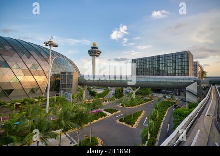 SINGAPOUR - VERS JANVIER 2020 : vue de l'aéroport international Changi de Singapour dans la soirée. Banque D'Images