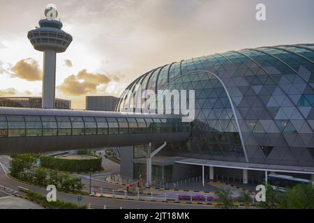 SINGAPOUR - VERS JANVIER 2020 : vue de l'aéroport international Changi de Singapour dans la soirée. Banque D'Images