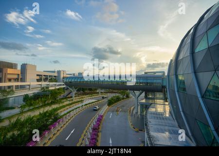 SINGAPOUR - VERS JANVIER 2020 : vue de l'aéroport international Changi de Singapour dans la soirée. Banque D'Images