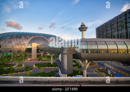 SINGAPOUR - VERS JANVIER 2020 : vue de l'aéroport international Changi de Singapour dans la soirée. Banque D'Images