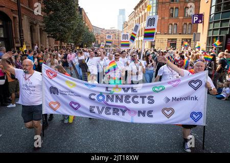 Manchester, Royaume-Uni. 27th août 2022. Les employés de TFGM défilent derrière une bannière lors de la parade de la fierté. Cette année, la parade revient à pleine capacité pour la première fois depuis 2019. Credit: Andy Barton/Alay Live News Banque D'Images