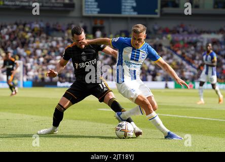 Jack Harrison (à gauche) de Leeds United et Leandro Trossard de Brighton et Hove Albion se battent pour le ballon lors du match de la Premier League au stade AMEX, à Brighton. Date de la photo: Samedi 27 août 2022. Banque D'Images