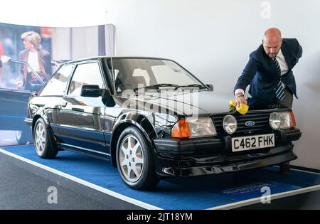 Photo du dossier datée du 26/08/22 du spécialiste automobile classique de Silverstone Auctions, Arwel Richards, qui polissage de l'Escort RS Turbo 1985 appartenant auparavant à Diana, Princess of Wales, au circuit de course de Silverstone près de Towcester, dans le Northamptonshire, où elle s'est vendue aux enchères samedi pour 650 000 £. Date de publication : samedi 27 août 2022. Banque D'Images