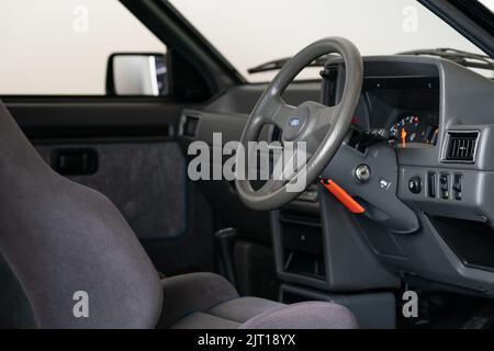 Photo du dossier datée du 26/08/22 de l'Escort RS Turbo 1985 de Ford, qui appartenait auparavant à Diana, princesse de Galles, au circuit de course de Silverstone près de Towcester, Northamptonshire, où elle s'est vendue aux enchères samedi pour 650 000 £. Date de publication : samedi 27 août 2022. Banque D'Images