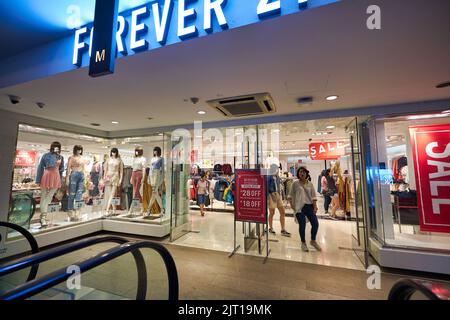 SINGAPOUR - VERS JANVIER 2020 : entrée au magasin Forever 21 à Singapour. Banque D'Images