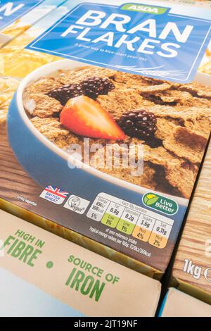 Prise de la boîte de céréales de petit déjeuner en forme de flocons de son propre label ASDA. Pour les produits alimentaires britanniques, les chaînes de supermarchés britanniques, les produits alimentaires de marque propre, les emballages alimentaires. Banque D'Images