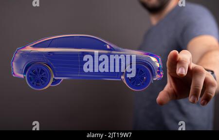 Un homme qui puise dans un rendu 3D d'une voiture holographique intelligente flottante Banque D'Images
