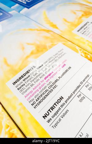 Gros plan sur l'étiquetage des ingrédients alimentaires / de la nutrition sur les flocons de son propre étiquette de l'ASDA. Voir LES NOTES pour les informations sur le point de mise au point. Banque D'Images