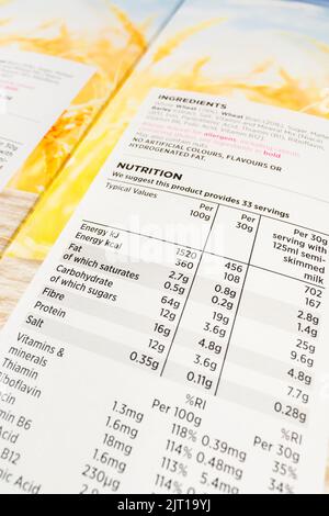 Gros plan sur l'étiquetage des ingrédients alimentaires / de la nutrition sur les flocons de son propre étiquette de l'ASDA. Voir LES NOTES pour les informations sur le point de mise au point. Banque D'Images