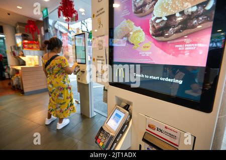 SINGAPOUR - 19 JANVIER 2020 : gros plan du kiosque à commande automatique au restaurant McDonald's de Singapour. Banque D'Images