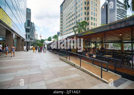 SINGAPOUR - VERS JANVIER 2020 : vue sur la rue de Starbucks Coffee à Singapour. Banque D'Images