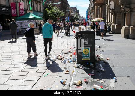 27 août 2022, Glasgow, Royaume-Uni. Comme continue le conflit industriel entre LES SYNDICATS UNITE, COSLA et GMB, représentant les travailleurs locaux les moins bien payés, Les poubelles et les zones de collecte du centre-ville de Glasgow débordent et, selon public Health Scotland, il existe maintenant une menace sérieuse pour la santé publique en raison de la vermine et d'autres polluants toxiques. Image à Buchanan Street. Crédit : Findlay/ Alamy Live News Banque D'Images