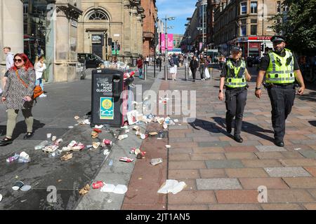 27 août 2022, Glasgow, Royaume-Uni. Comme continue le conflit industriel entre LES SYNDICATS UNITE, COSLA et GMB, représentant les travailleurs locaux les moins bien payés, Les poubelles et les zones de collecte du centre-ville de Glasgow débordent et, selon public Health Scotland, il existe maintenant une menace sérieuse pour la santé publique en raison de la vermine et d'autres polluants toxiques. Image à Buchanan Street. Crédit : Findlay/ Alamy Live News Banque D'Images