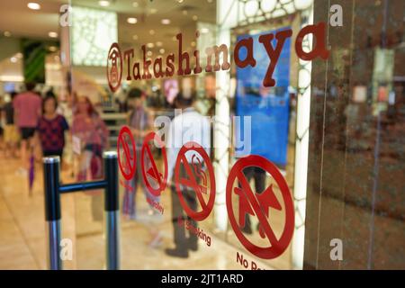 SINGAPOUR - VERS JANVIER 2020 : gros plan du panneau Takashimaya et des panneaux de prohibition vus dans le centre commercial de nge Ann City. Banque D'Images